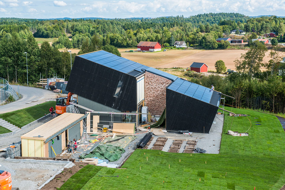 Fra byggingen hvor solcellepanelene på taket kommer tydelig frem.